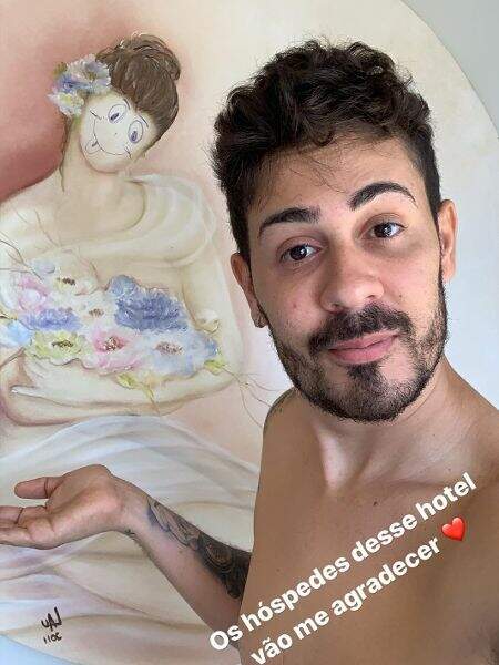 Carlinhos Maia após ter danificado o quadro da artista plástica Laudice Rocha (Reprodução: Instagram)
