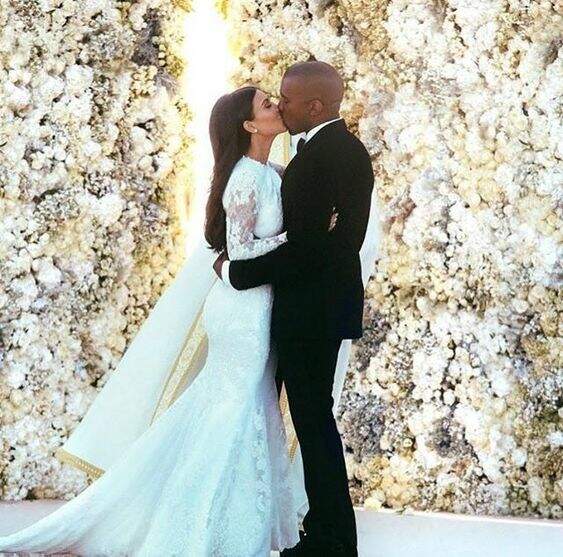 Kim Kardashian e Kanye West em seu casamento