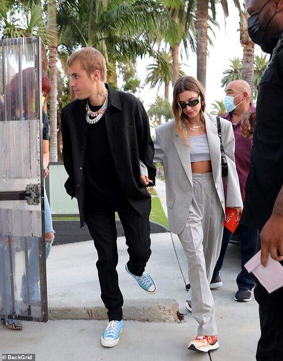 Justin e Hailey Bieber chegando em uma igreja em Beverly Hills (Crédito: Daily Mail)