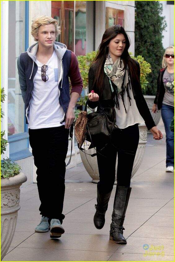Los Angeles , CALIFORNIA - Sunday Nov 27rd 2011. Kylie Jenner and Cody Simpson appear to be on a date at The Grove Sunday afternoon. USAGE** **E-TABLET/IPAD & MOBILE PHONE APP PUBLISHING REQUIRES ADDITIONAL FEES** UK OFFICE:+44 131 557 7760/7761 US OFFICE:1 310 261 9676