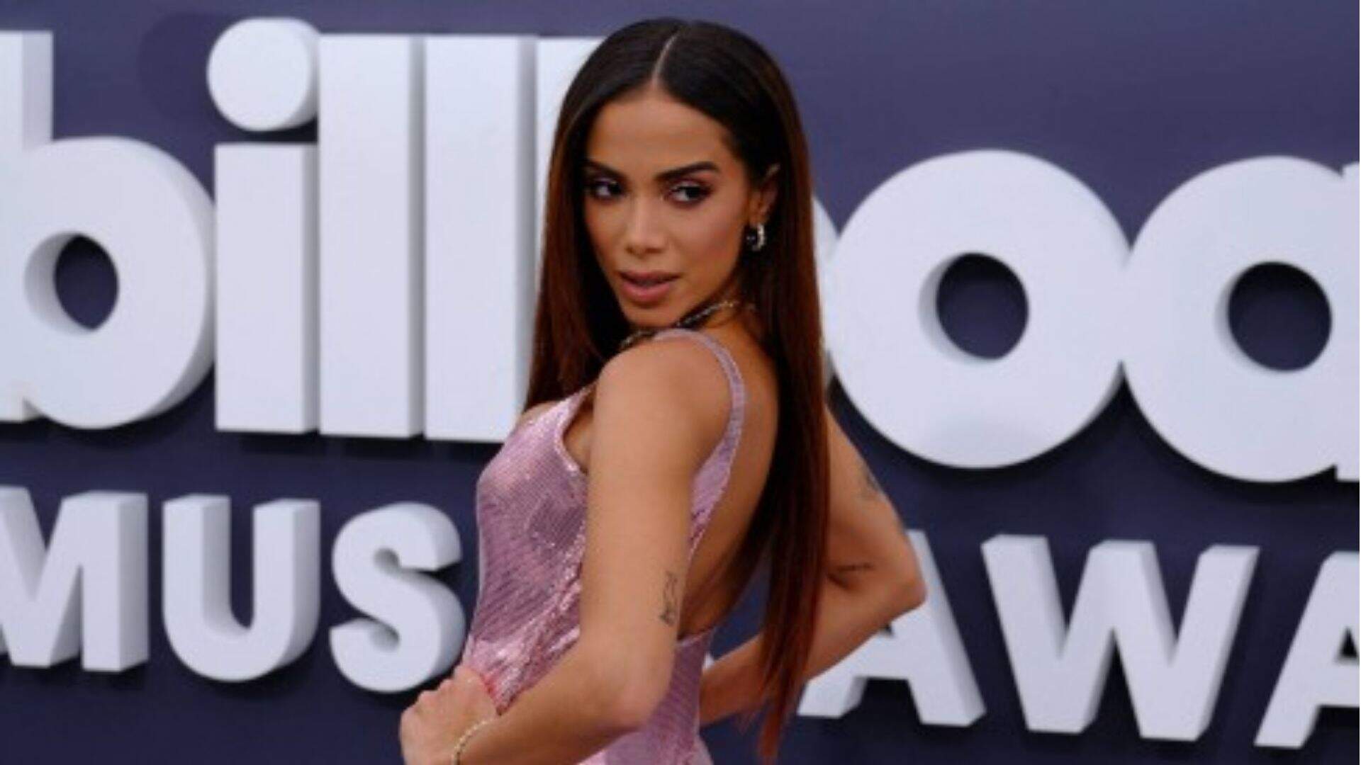 Anitta na “A Fazenda”? Cantora faz pronunciamento no Twitter e deixa fãs intrigados com a possibilidade - Metropolitana FM