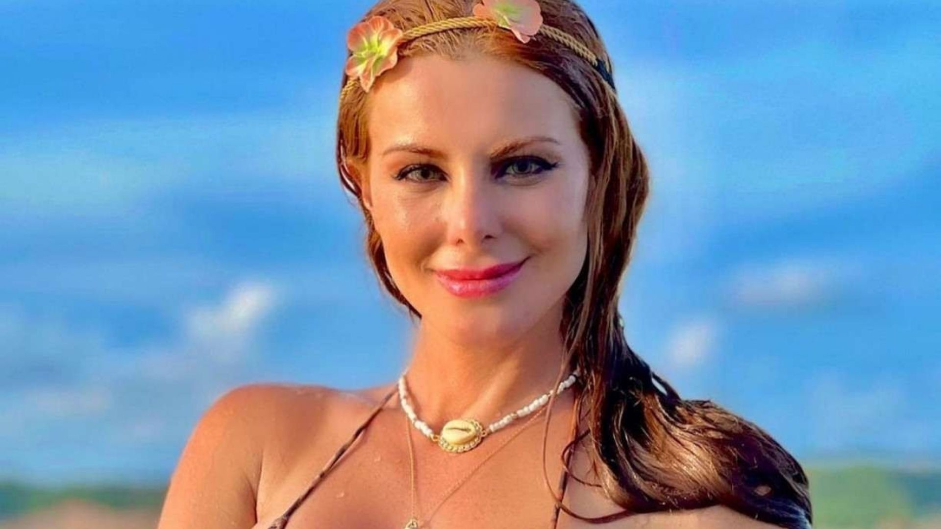 Deborah Albuquerque é uma apresentadora brasileira, vice-campeã da quinta temporada do Power Couple Brasil e Campeã da segunda temporada do reality show Famosas em Apuros