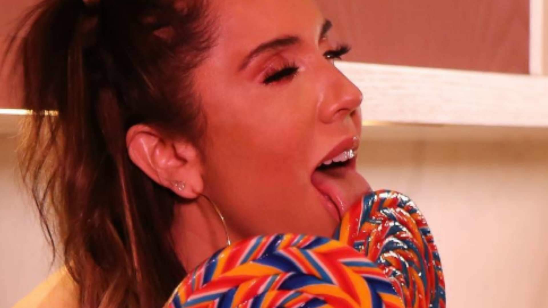 Com pirulito gigante, Mulher Melão exibe clique de lingerie: “Adoro um doce”