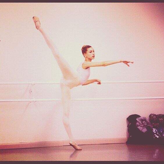 Hailey Bieber em um estúdio de ballet