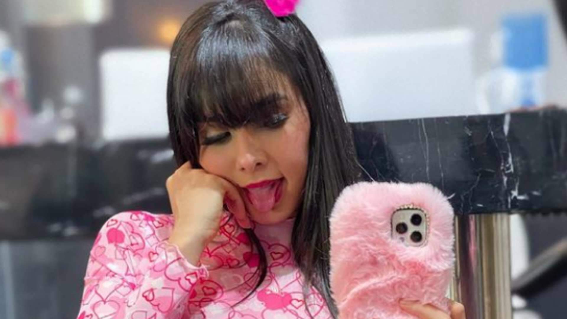 Em turnê nos EUA, Juliana Bonde usa look inusitado em parque de diversões - Metropolitana FM