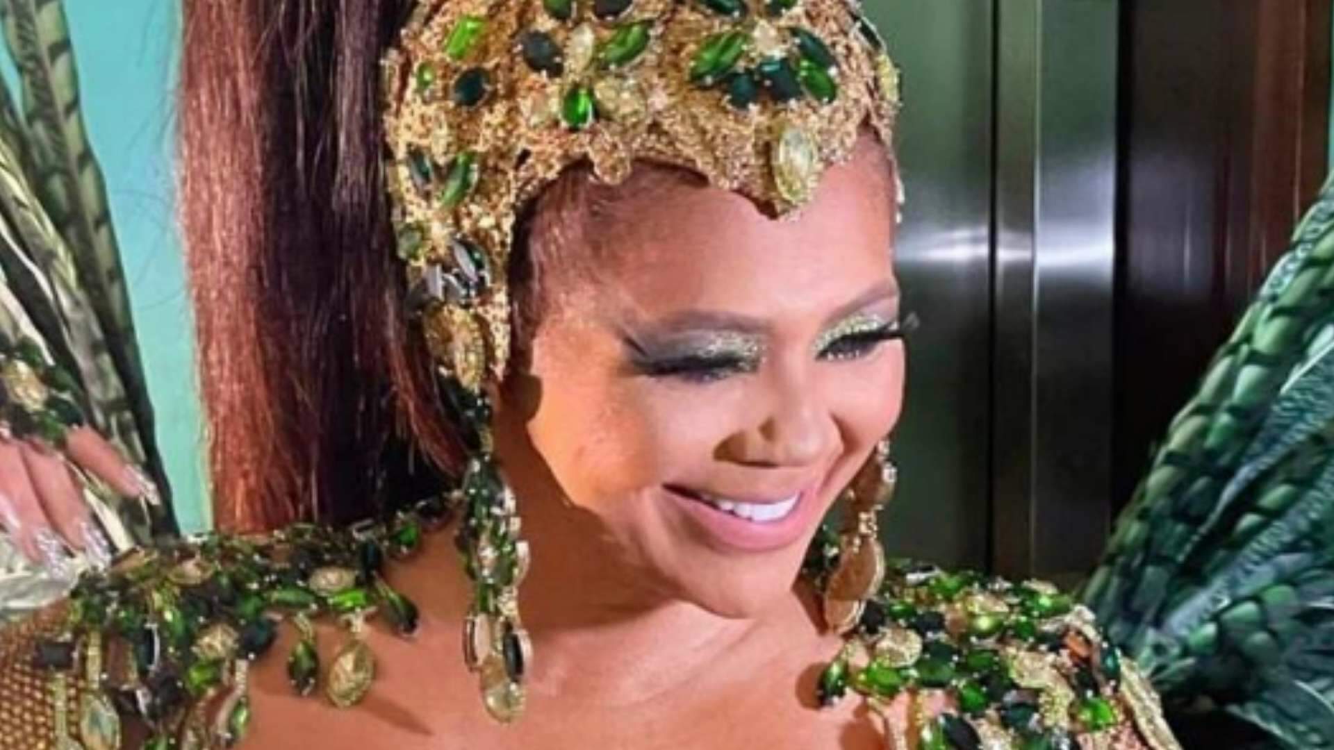 Mãe de Lexa comemora título no Carnaval e dispara fantasiada: “Sou a rainha campeã”