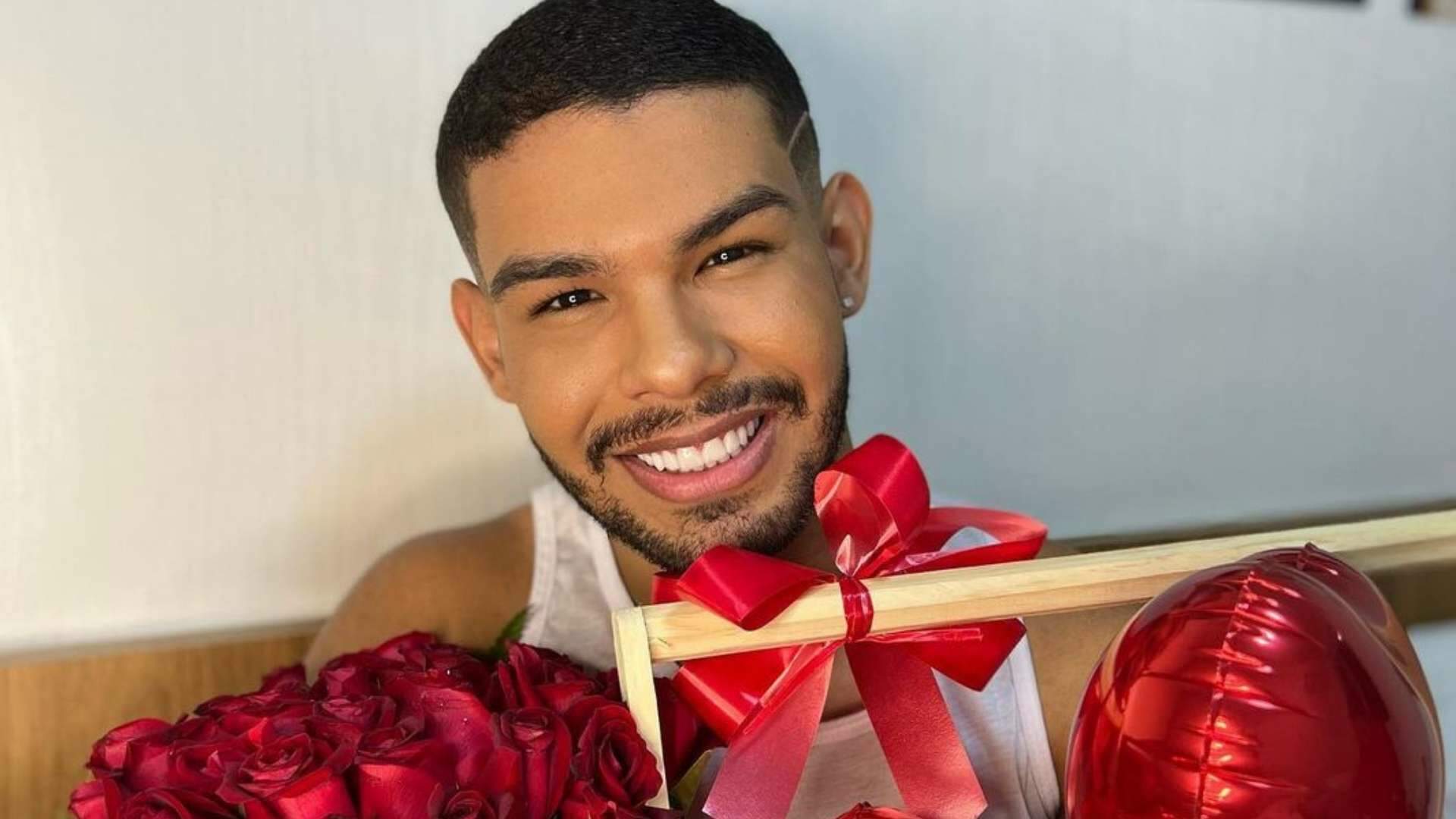 Namorando? Ex-BBB Vyni recebe flores e deixa fãs curiosos: “Primeira vez na vida” - Metropolitana FM