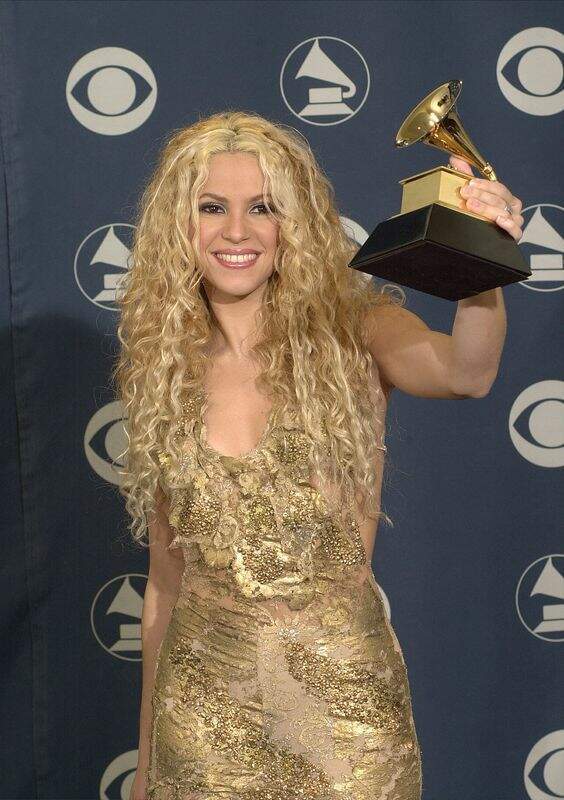 Shakira com o seu primeiro Grammy Awards em 2001 (GETTY IMAGES)