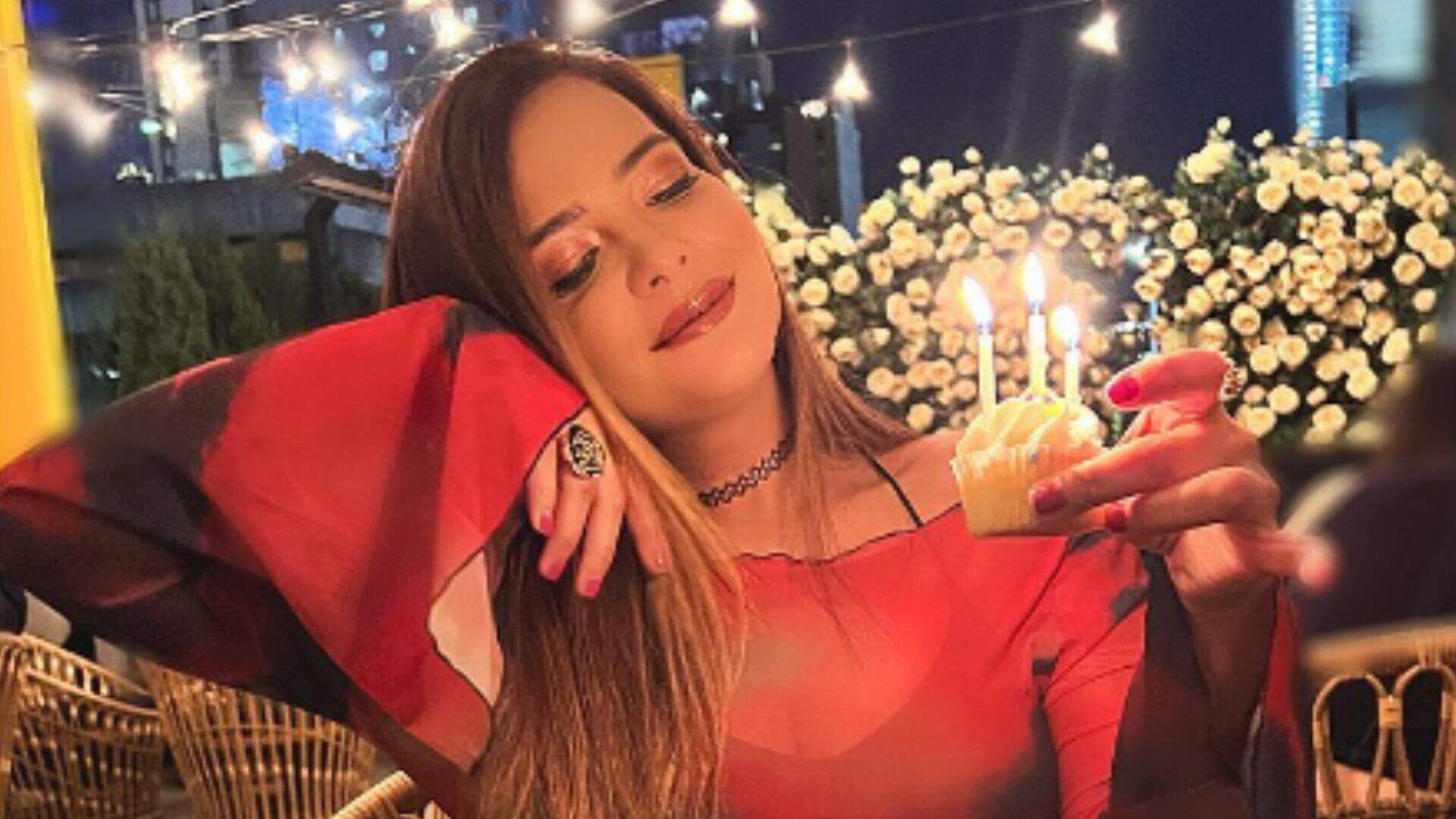 Geisy Arruda comemora aniversário com clique ao lado de estátua de Anitta: “Musas” - Metropolitana FM