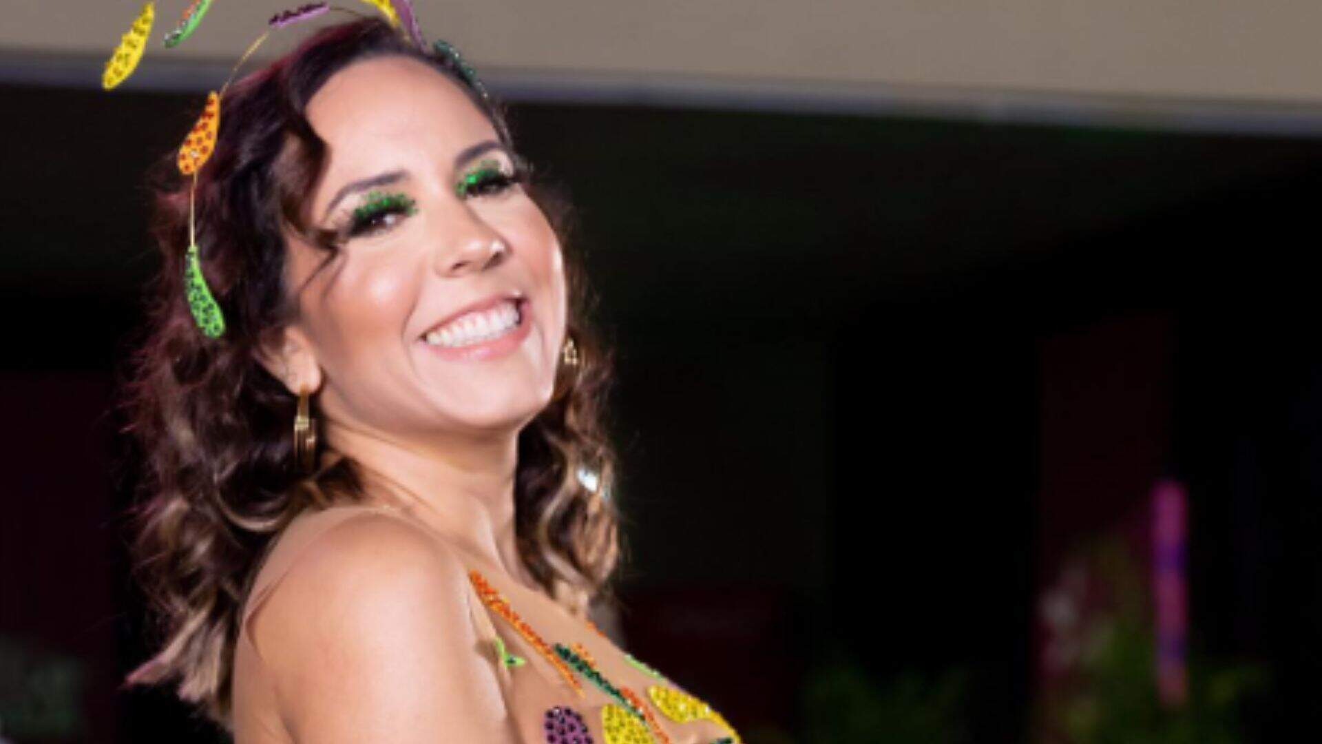 Com shorts rasgado, Mulher Melão apresenta nova foto com proibição de zoom