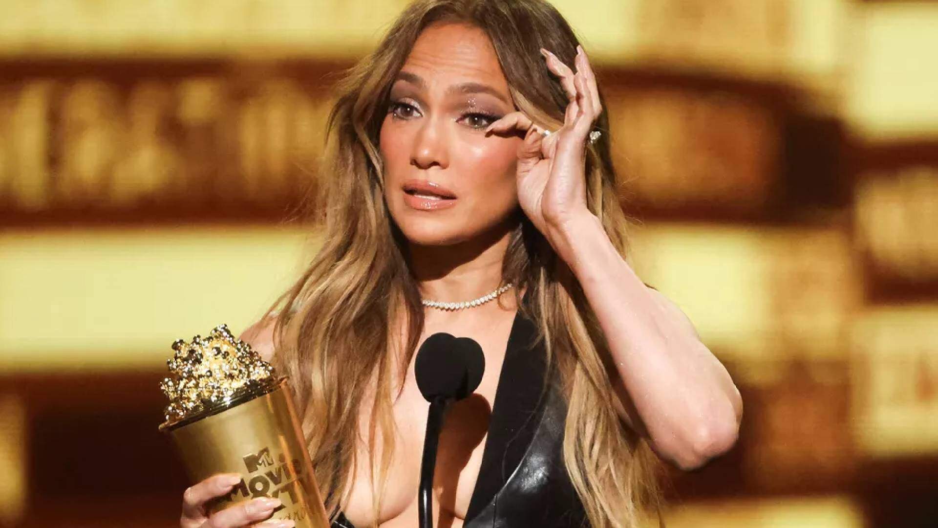 Jennifer Lopez faz discurso inusitado ao receber prêmio importante da MTV e cai no choro