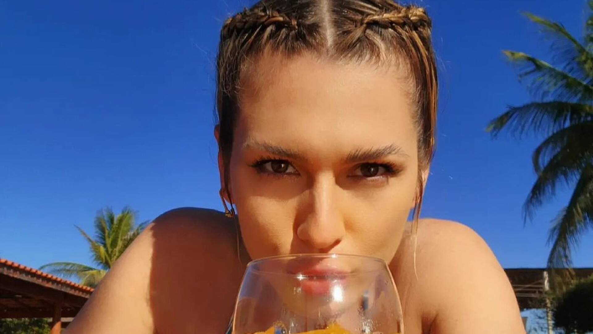 Lívia Andrade curte fim de semana de descanso na piscina e revela cliques no Instagram - Metropolitana FM