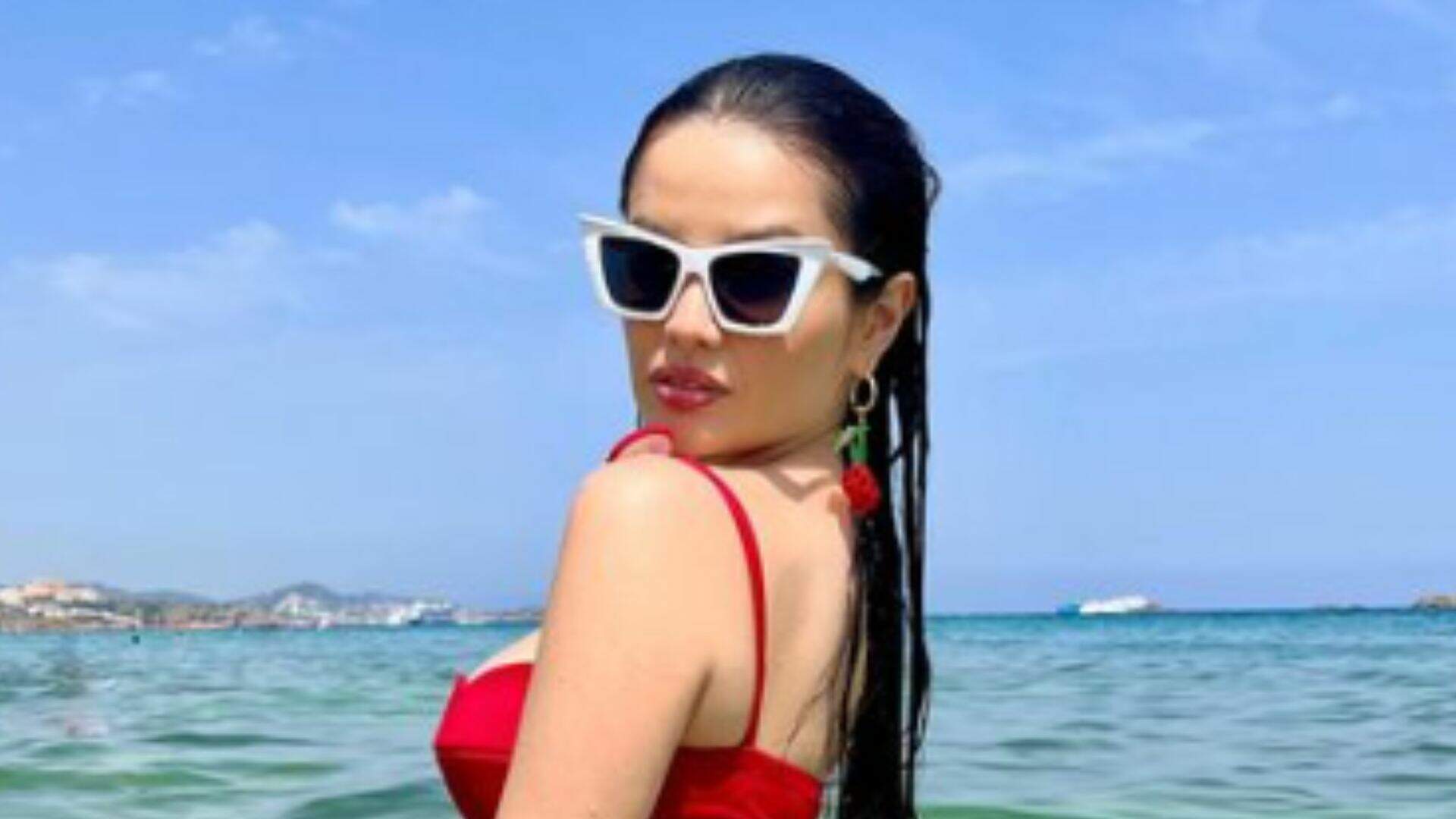 Juliette deixa espanhóis de boca aberta com biquíni mínimo e volume molhado na praia: “Causando” - Metropolitana FM
