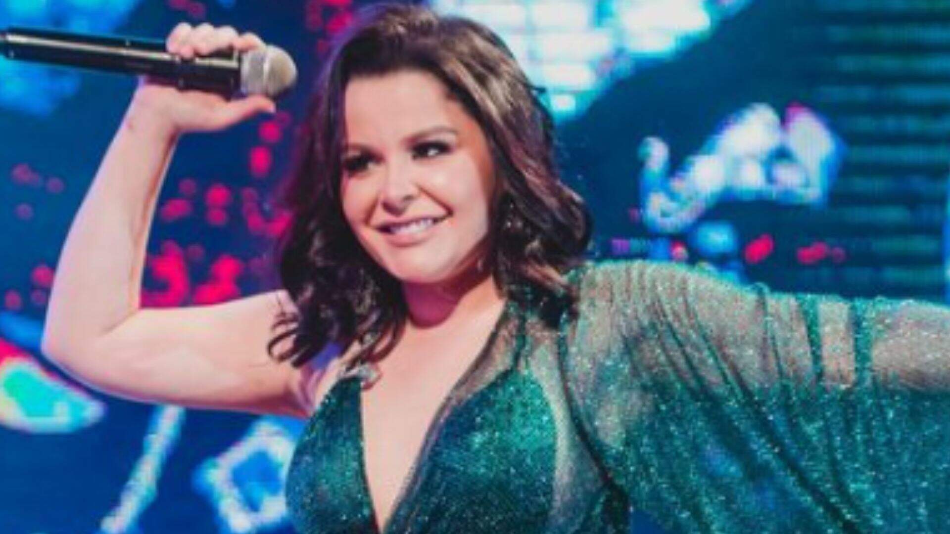Com vestido ‘subindo’ durante o show, Maraisa exibe boa forma no palco: “Nem dá pra abaixar” - Metropolitana FM