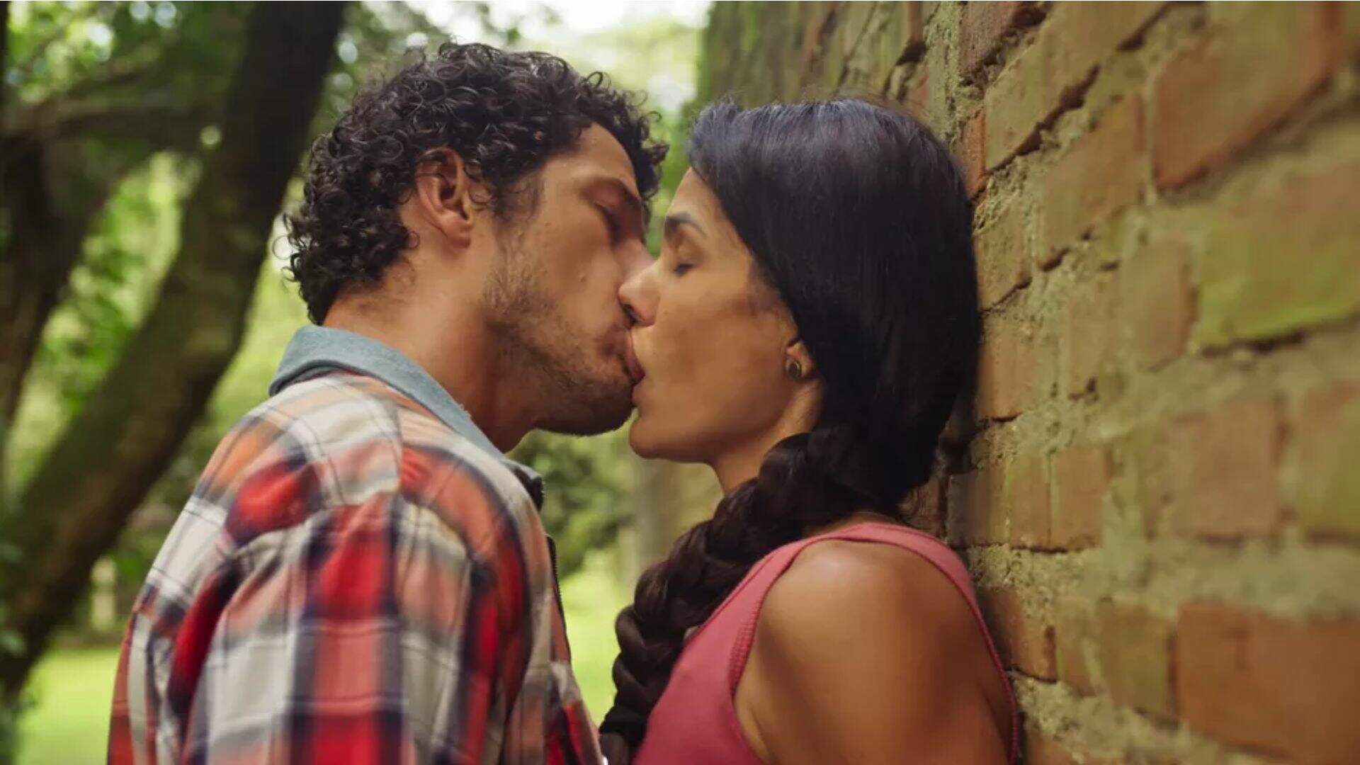 Pantanal: Tadeu beija Zefa pela primeira vez