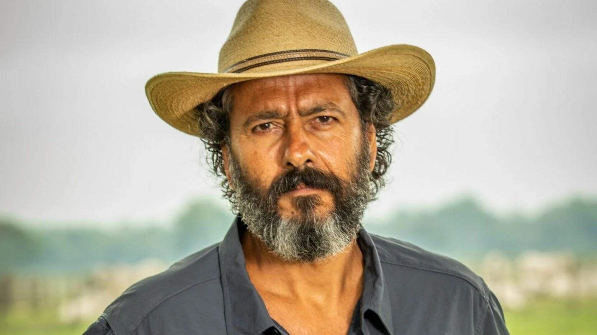 Marcos Palmeira é um ator brasileiro, ele iniciou a sua carreira em 1968 quando participou do filme 'Copacabana Me Engana', atualmente, o ator pode ser visto em 'Pantanal' como José Leôncio