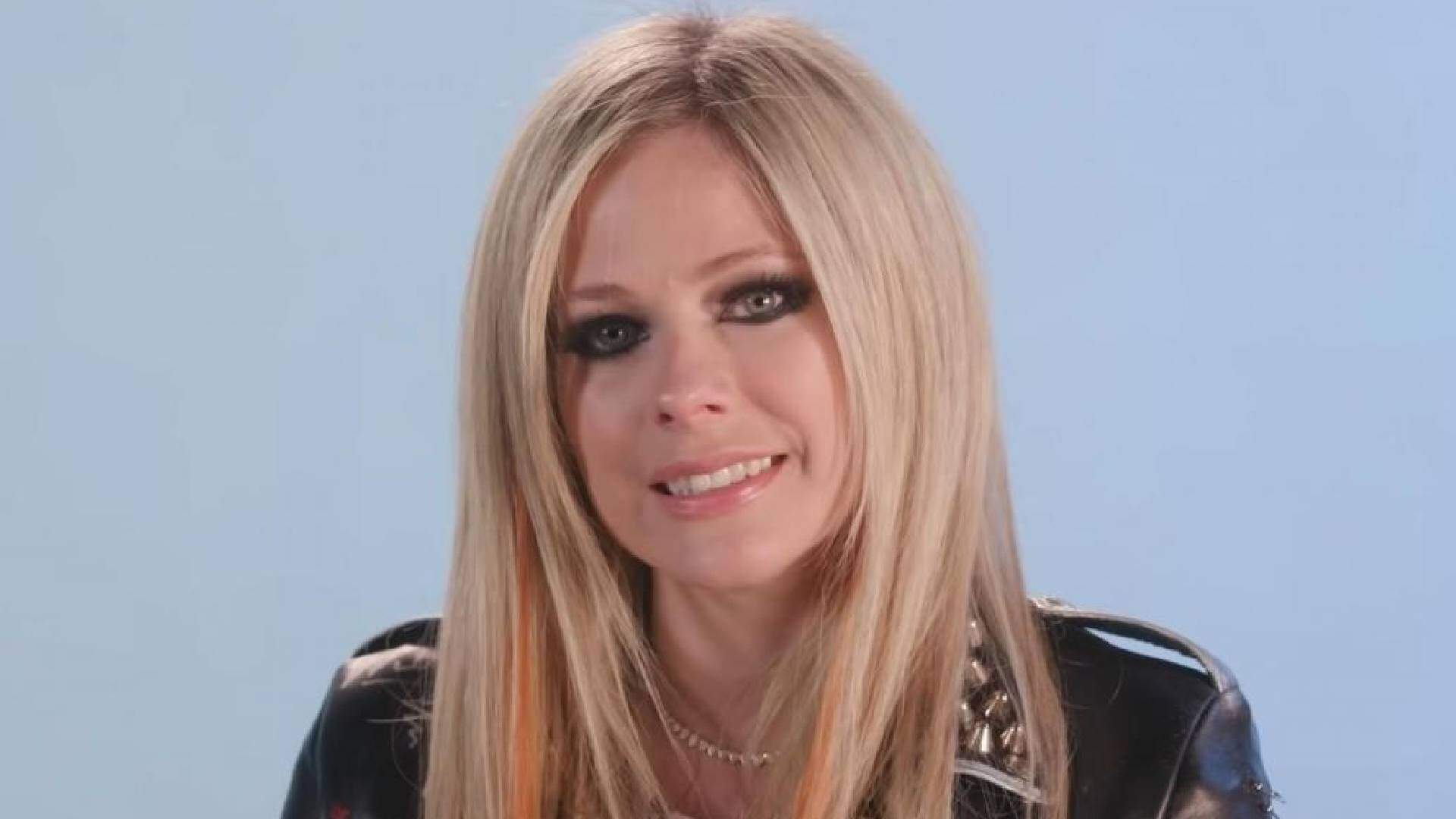 Avril Lavigne recria cena icônica de importante momento de sua carreira musical e impressiona fãs