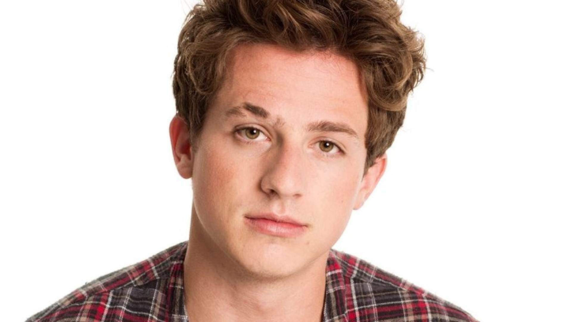 De surpresa, Charlie Puth faz postagem especial e manda recado importante aos fãs