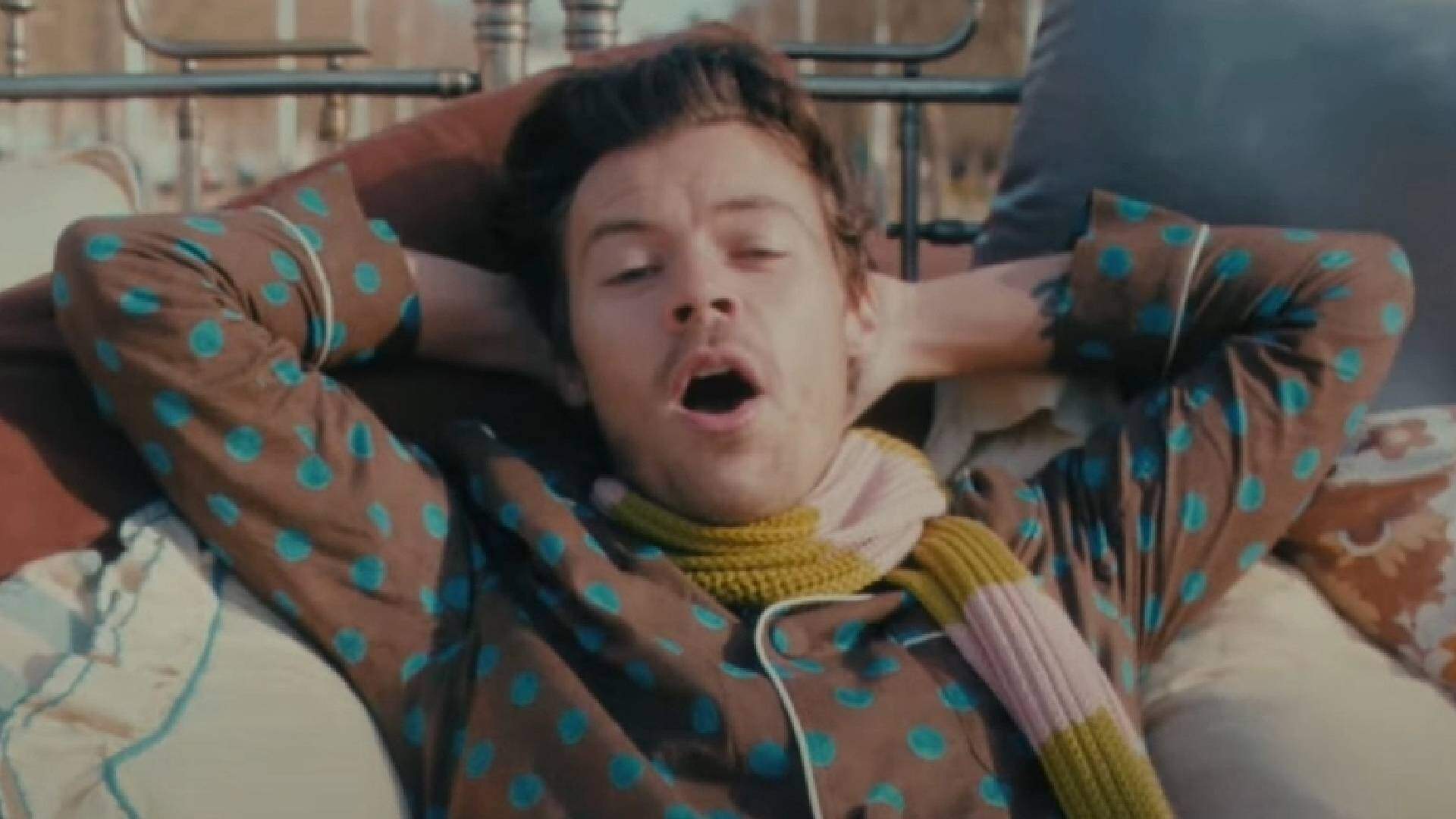 Harry Styles mostra o que rola nos lençóis dele no clipe divertido da música “Late Night Talking”
