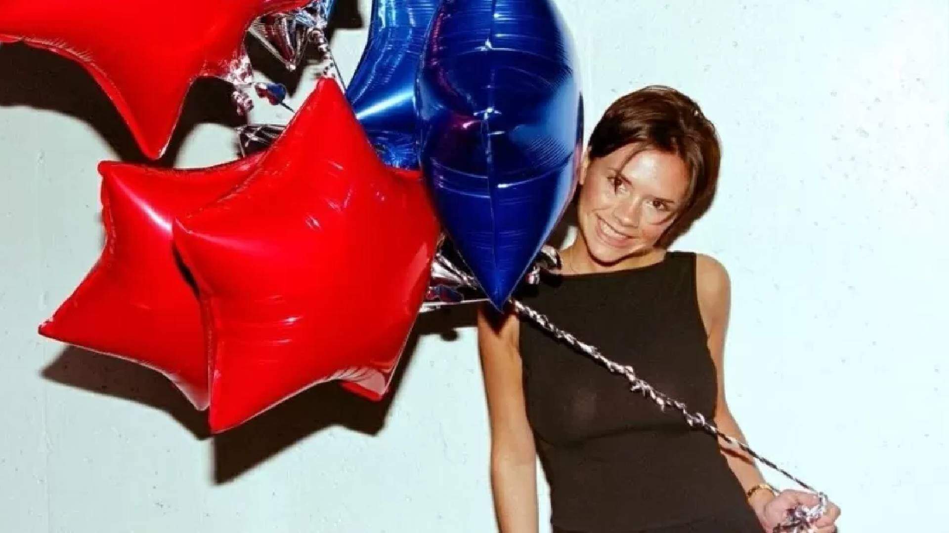 Victoria Beckham é flagrada cantando sucesso das Spice Girls em momento descontraído