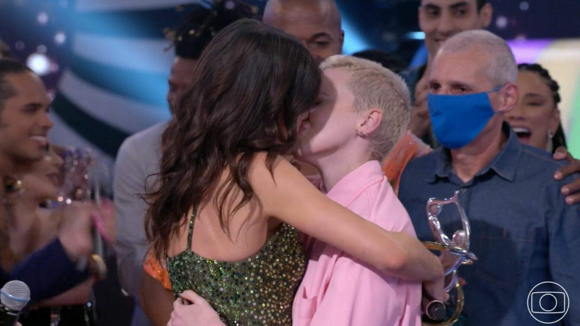 Vitória Strada comemora vitória do “Dança dos Famosos” com um beijão em rede nacional