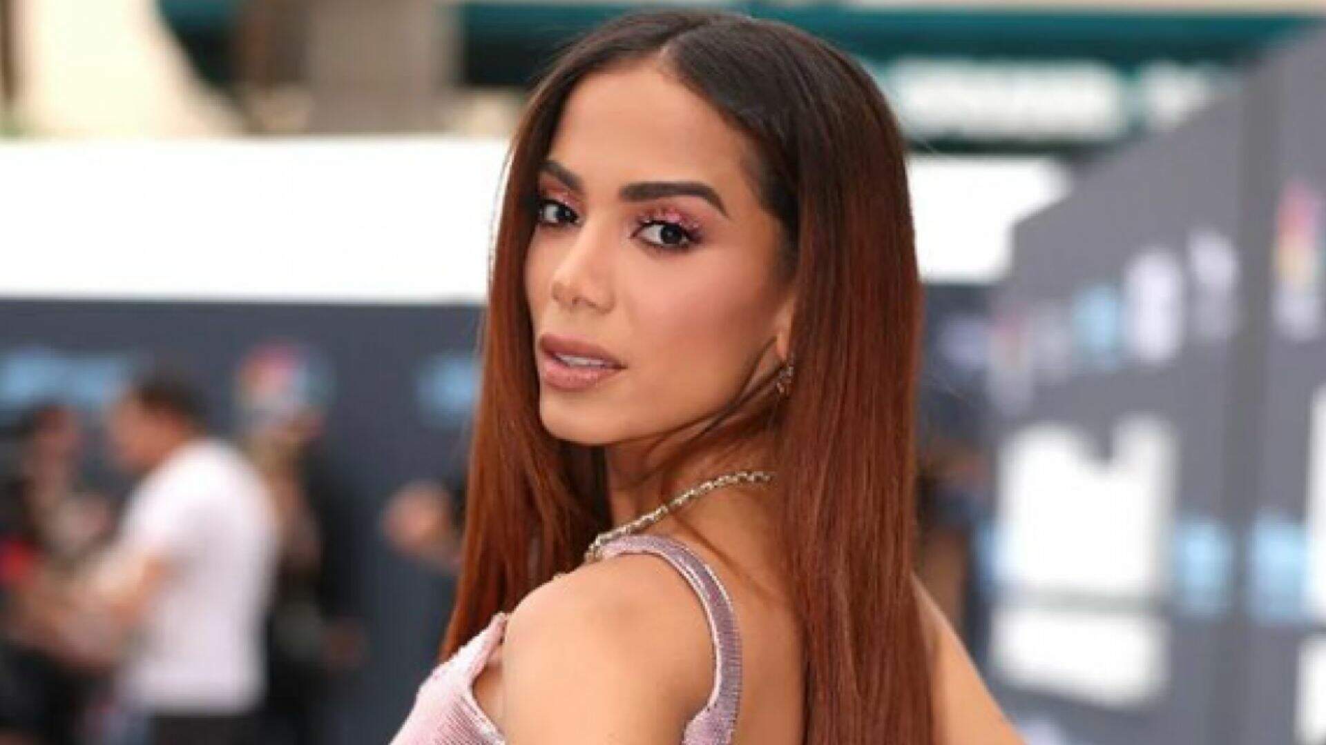 Após turnê na Europa, Anitta é hospitalizada e estado de saúde preocupa fãs - Metropolitana FM