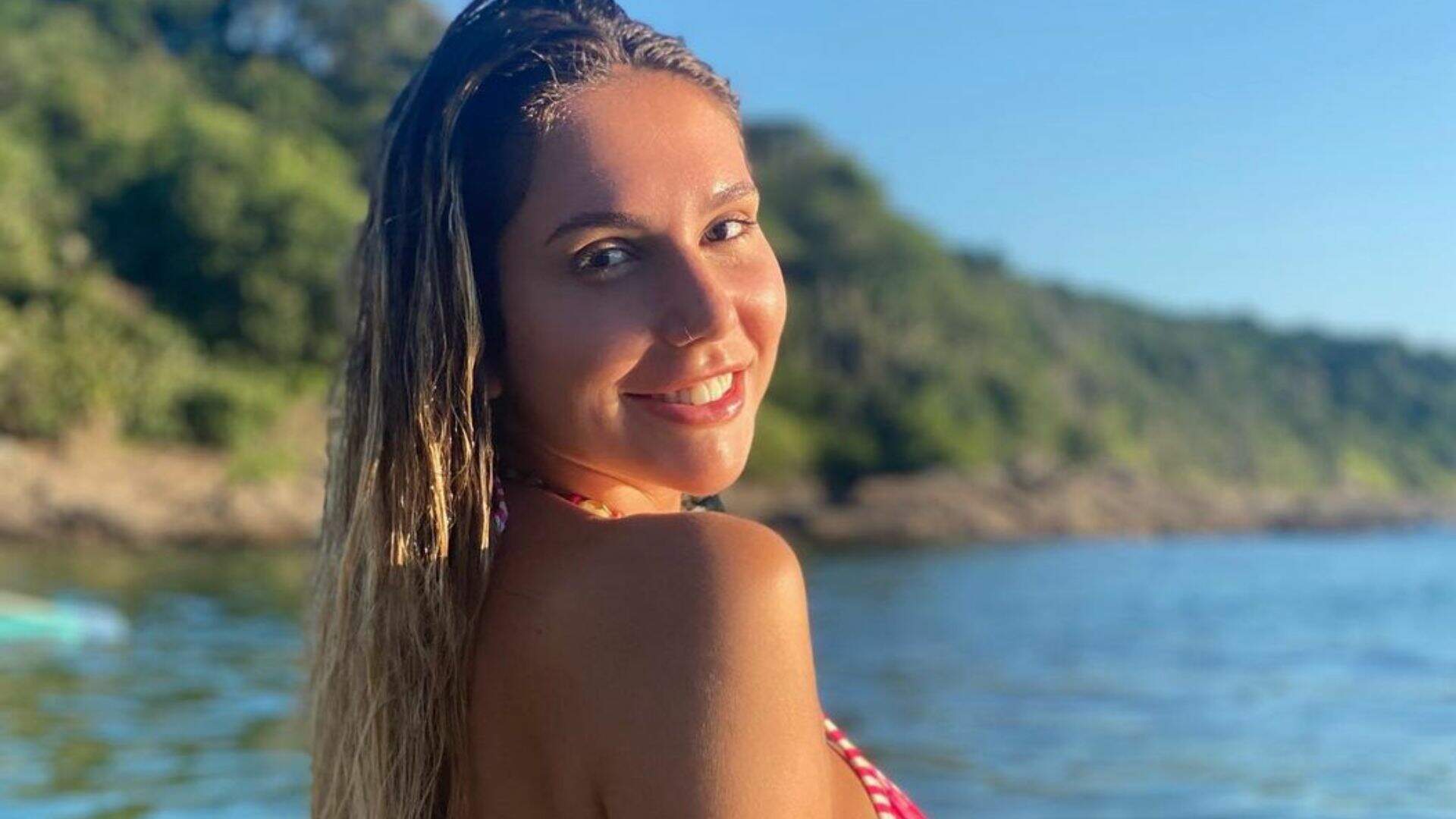 Carolina Portaluppi é flagrada tomando chuveirada em dia de praia no Rio de Janeiro - Metropolitana FM