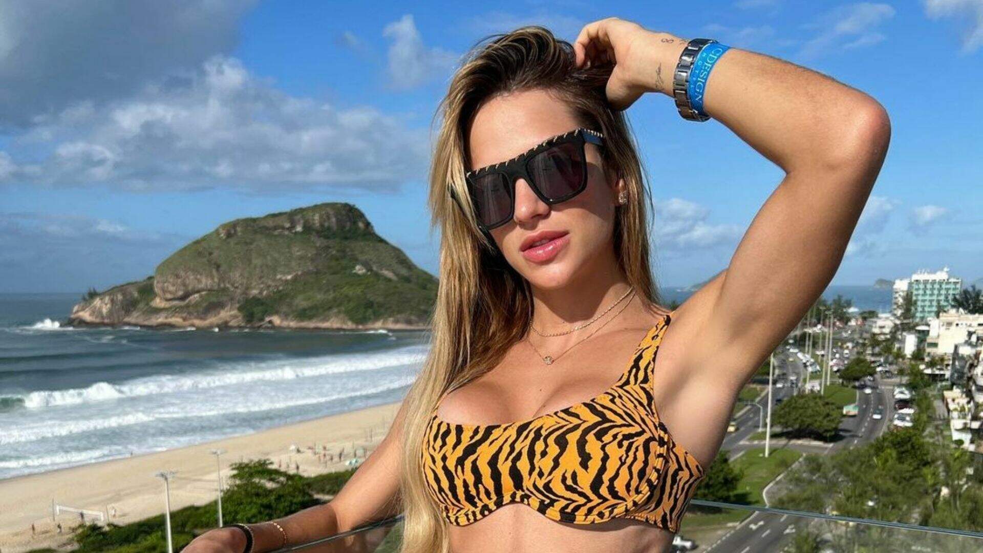 Com modelito de oncinha, Gabi Martins aproveita piscina no Rio de Janeiro: “Saudade”