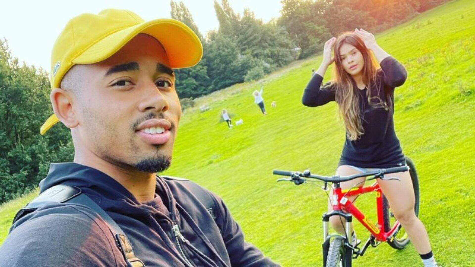 Jogador Gabriel Jesus e Raiane Lima celebram 1 ano de namoro - Metropolitana FM