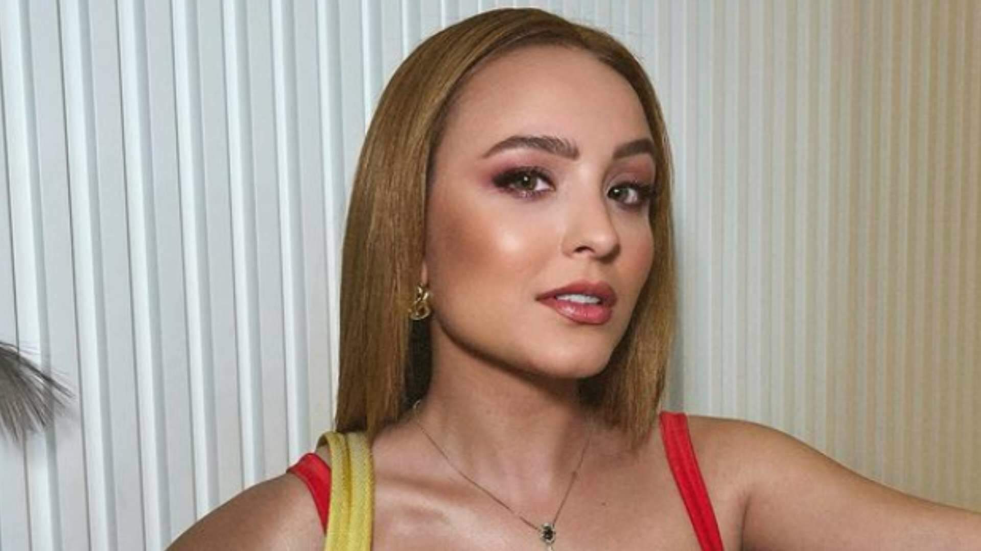 Rebolando, coxas grossas de Larissa Manoela quase fazem a saia subir: “Improvisei”