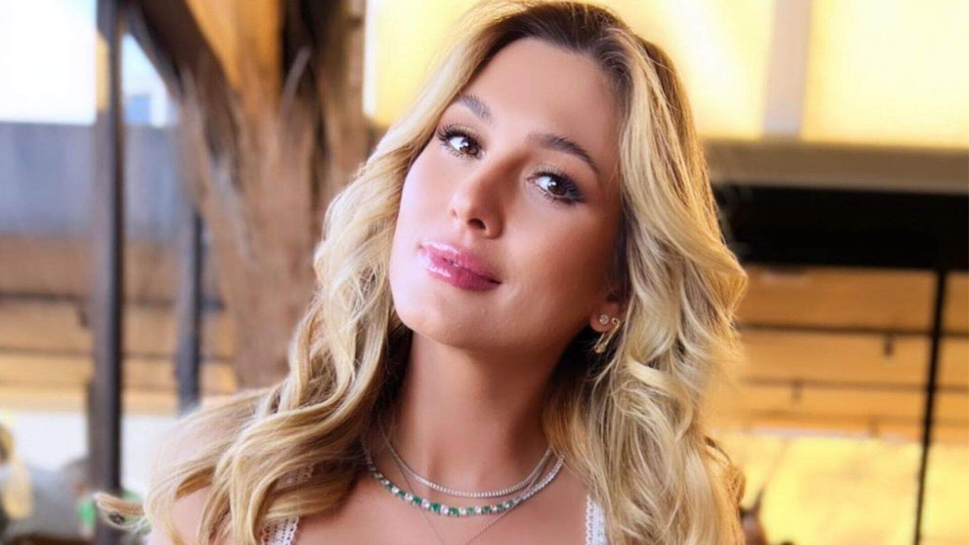 Fio-dental neon de Lívia Andrade revela bronzeado natural em clique de verão: “Eu amo” - Metropolitana FM