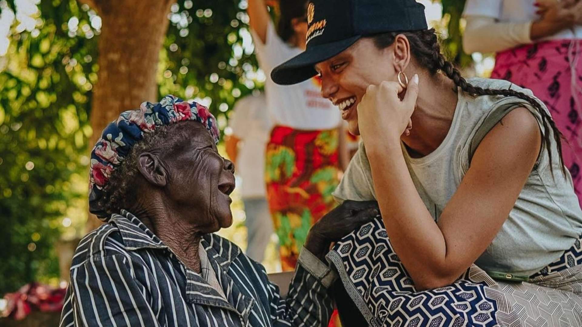 Rafa Kalimann emociona internautas ao posar com senhora em missão humanitária - Metropolitana FM