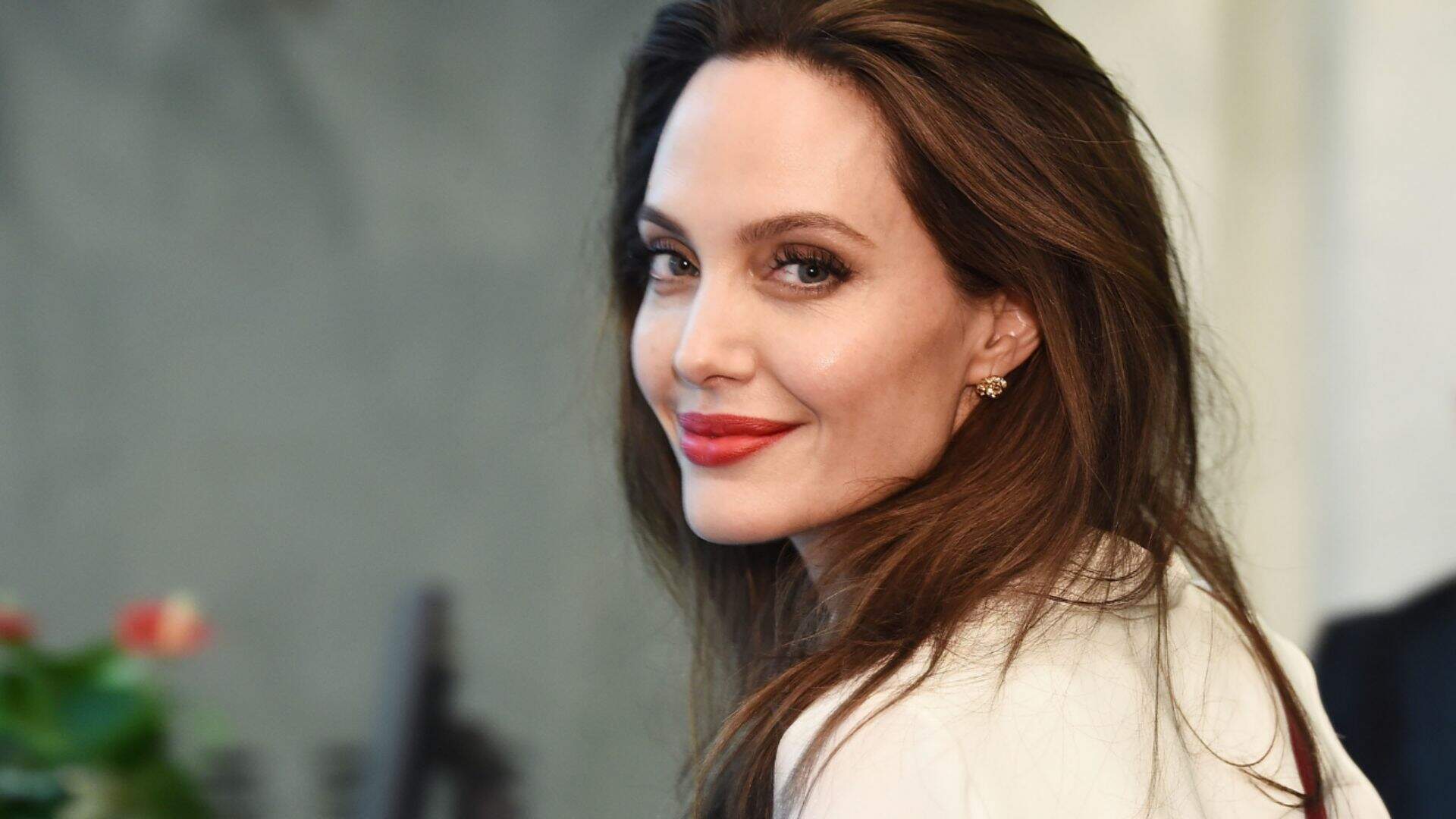 Angelina Jolie é uma atriz norte-americana que estreou no cinema no longa 