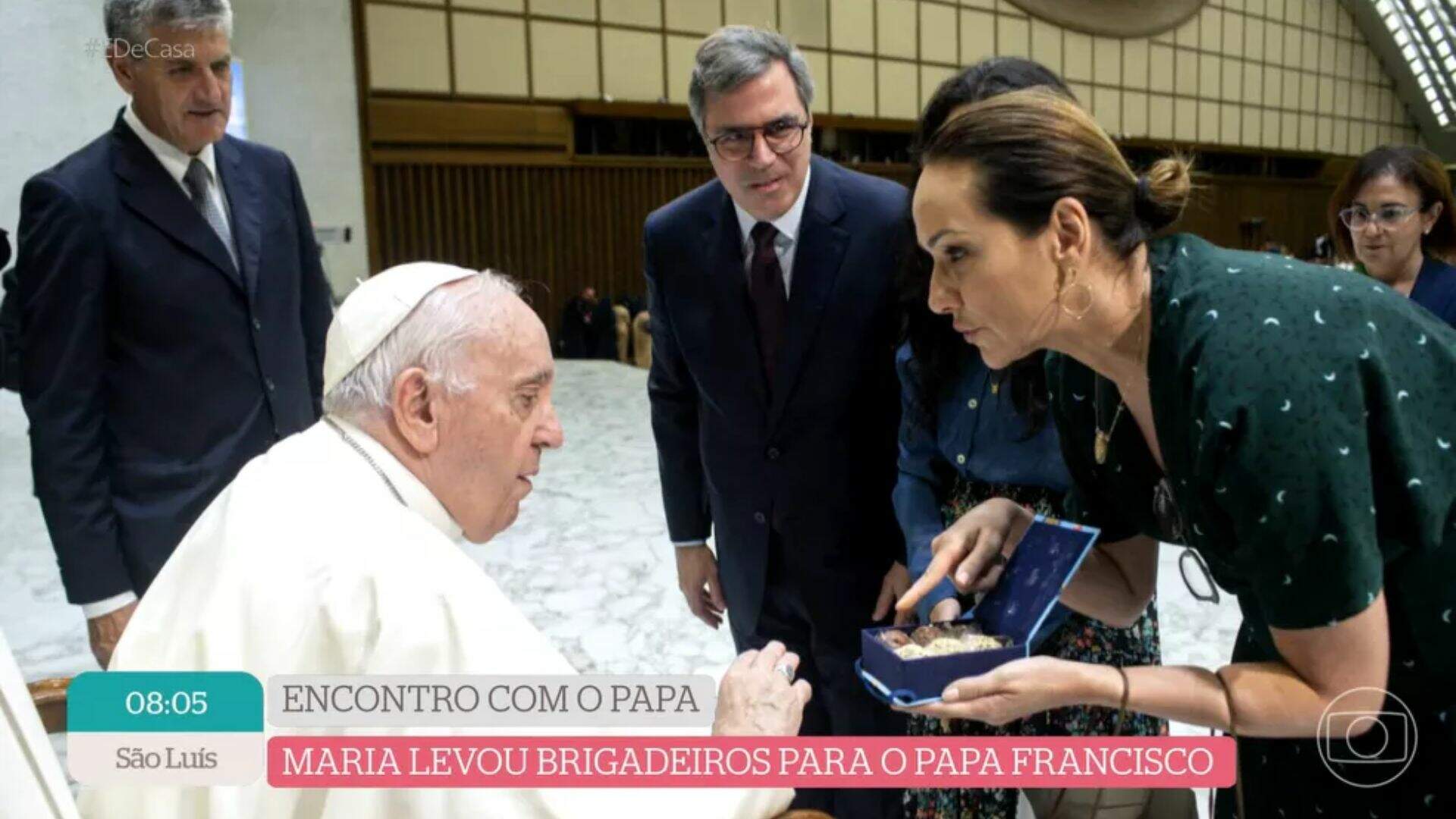 Maria Beltrão conseguiu um momento para presentear o Papa Francisco durante sua visita ao Vaticano
