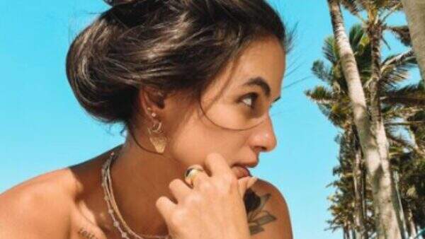 Carol Peixinho se joga na areia para mostrar volume à milanesa com fio-dental: “Mulher Melão”