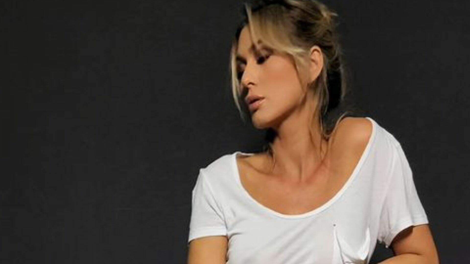 Nova contratada da Globo, Lívia Andrade posa com roupa marcando seios: “Pra que sutiã?” - Metropolitana FM