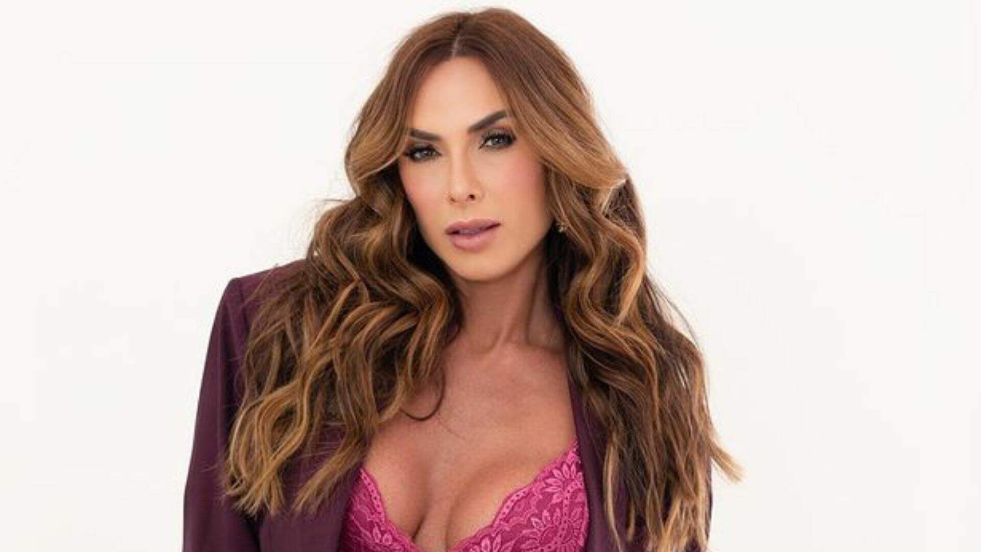 Nicole Bahls resolve tirar toda a roupa e exibir sua menor lingerie rosa: “Nova Mulher Melão” - Metropolitana FM