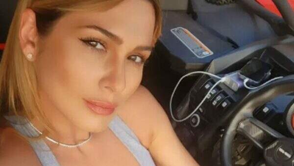 Lívia Andrade fica ‘apertadinha’ em carro para mostrar vestido com volume no decote: “Pulou”