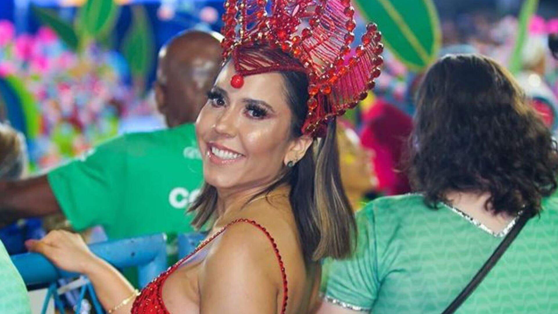 Com transparência, Mulher Melão puxa canto do sutiã para mostrar o que é ‘vermelhinho’ - Metropolitana FM