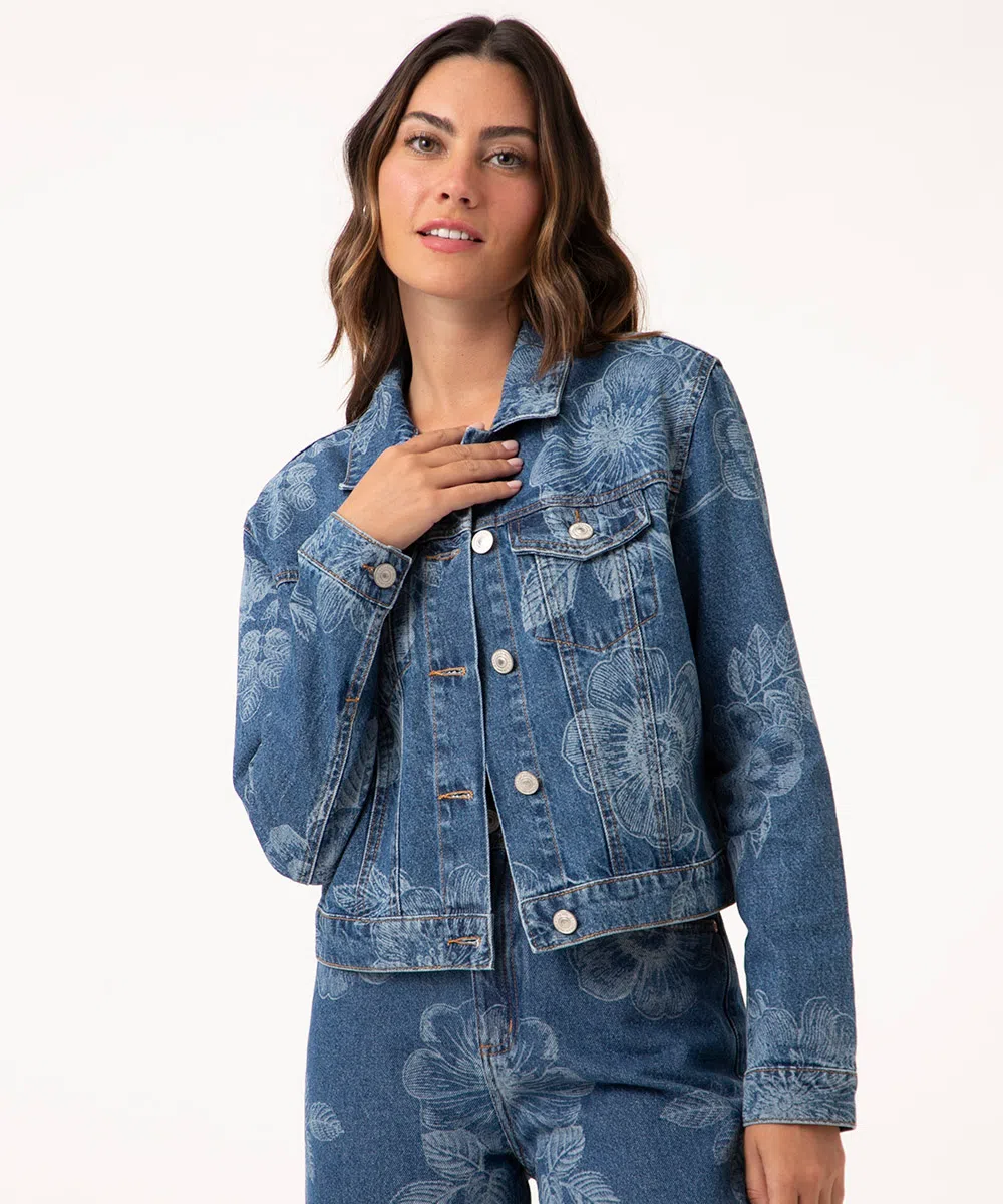 Jaqueta jeans da 'C&A' com estampa floral