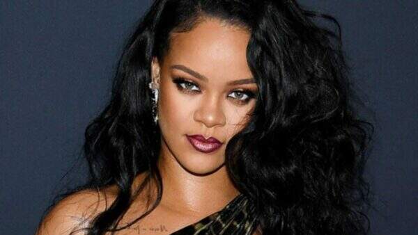 Rihanna usa minissaia com bota polêmica e look divide opiniões
