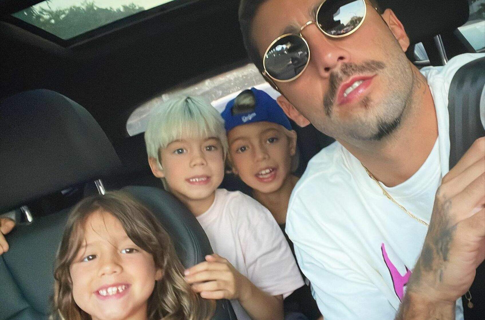 Pedro Scooby ao lado de Ben, Liz e Dom, seus filhos com Luana Piovanni