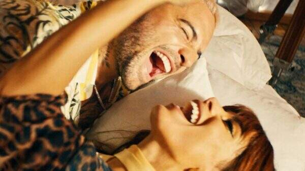 Tá rolando? Anitta protagoniza cenas românticas com Maluma em vídeo e fã dispara: “Shippo”