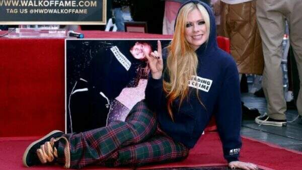 Avril Lavigne ganha linda homenagem em Hollywood e detalhe rouba a cena em foto
