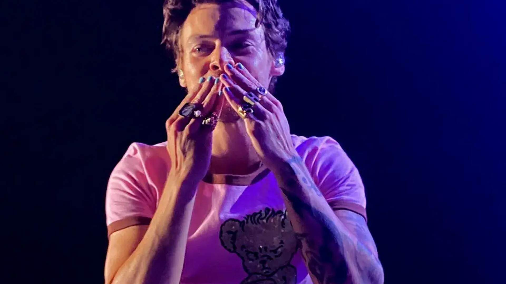 Fã de Harry Styles faz ‘loucura de amor’ durante show do cantor e momento viraliza na web
