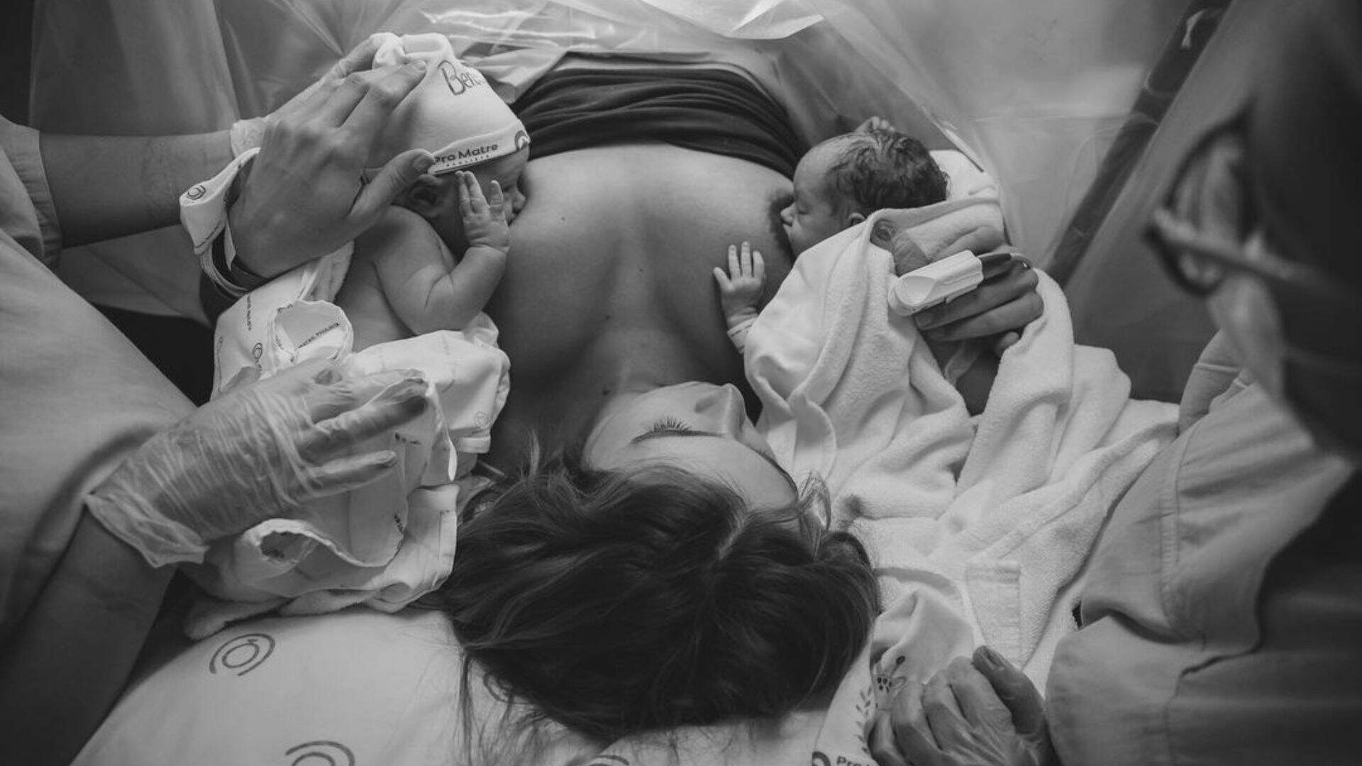 Que fofura! Após dar à luz, Isabella Scherer posta primeira foto com os gêmeos