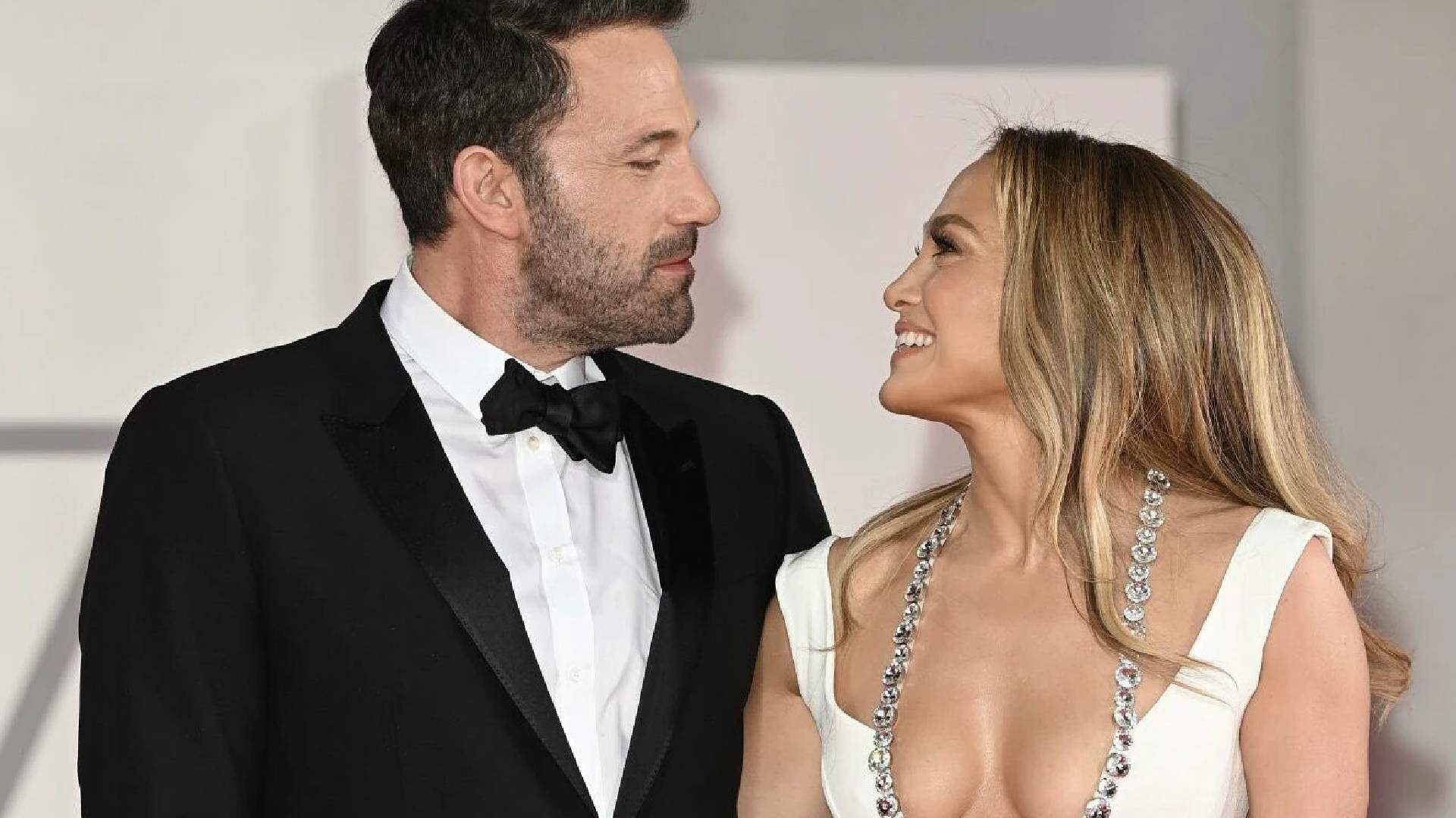 Jennifer Lopez e Ben Affleck se casam pela segunda vez no ano e fotos mostram detalhes curiosos - Metropolitana FM