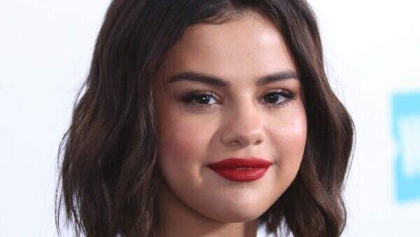 Selena Gomez posta foto com rapper famoso, pega fãs de surpresa e faz anúncio inesperado