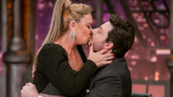 No “The Noite”, Danilo Gentili dá beijão em convidada e pega público de surpresa: “É assim!”