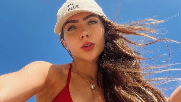 Na praia, Jade Picon faz selfie com biquíni molhado e pequeno demais: “Bronze tá em dia”